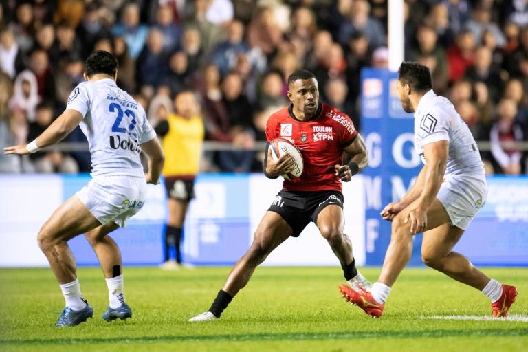 L'ailier fidjien de Toulon Jiuta Wainiqolo navigue dans la défense de Clermont en Top 14 au stade Mayol à Toulon le 19 avril 2025