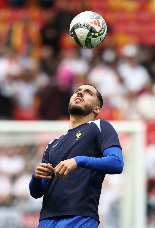 Rayan Cherki à l'échauffement avec les Bleusx avant d'affronter l'Allemagne en Ligue des nations à Stuttgart, le 8 juin 2025
