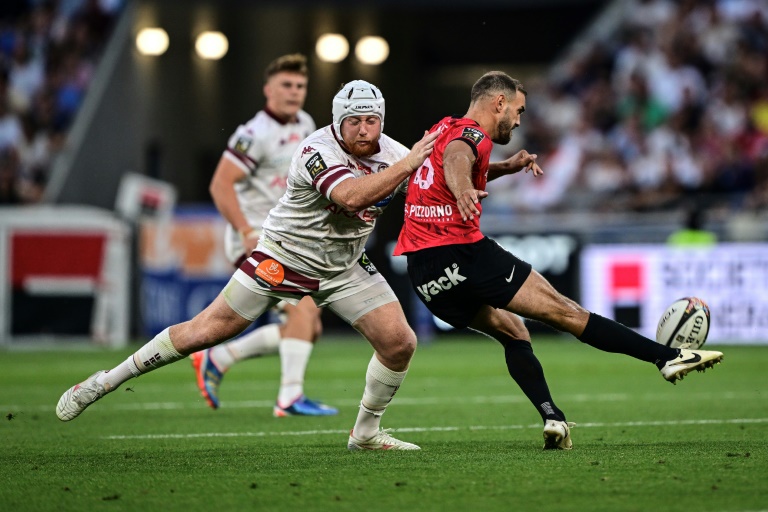 Le joueur de Toulon Melvyn Jaminet (à droite) et celui de Bordeaux-Bègles Maxime Lamothe (à gauche) lors de la demi-finale du championnat de France de rugby Top14 entre l'Union Bordeaux-Bègles (UBB) et le Rugby Club Toulonnais au Groupama Stadium à Décines-Charpieu le 21 juin 2025.