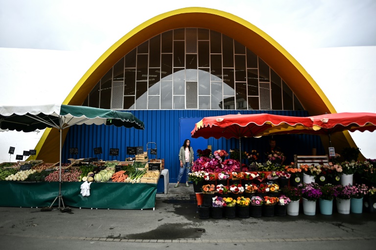 Des étals devant le marché central de Royan réalisé par les architectes Louis Simon et André Morisseau, à Royan, en Charente-Maritime, le 21 mai 2025