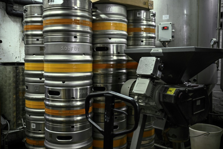 Des fûts de bière stockés dans les locaux de la Brasserie Croix de Chavaux à Montreuil, en Seine-Saint-Denis, le 20 juin 2025