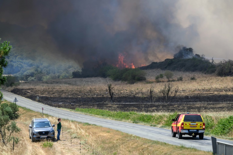 Les sapeurs-pompiers luttent contre un incendie à Bizanet, dans l'Aude, le 30 juin 2025