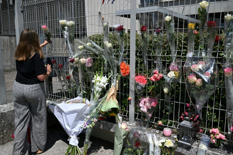 Une élève dépose une fleur sur les grilles du collège Françoise-Dolto à Nogent, en Haute-Marne, le 11 juin 2025