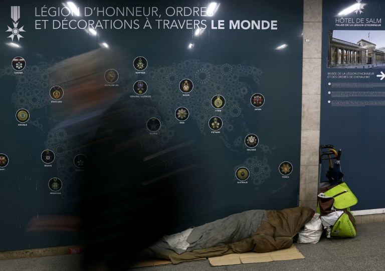 Un sans-abri dans le métro à Paris, le 25 mars 2024