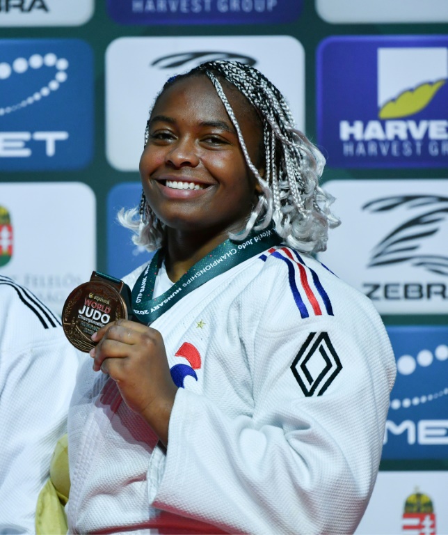 La Française Romane Dicko pose avec sa médaille de bronze en +78 kg lors des Championnats du monde de judo à Budapest le 19 juin 2025
