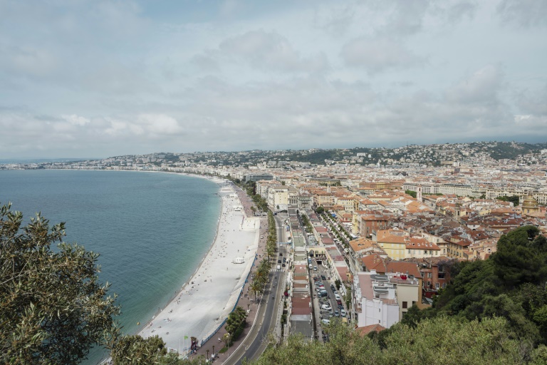 Vue sur la côte, la Promenade des Anglais et le Vieux-Nice au premier plan, le 2 juin 2025