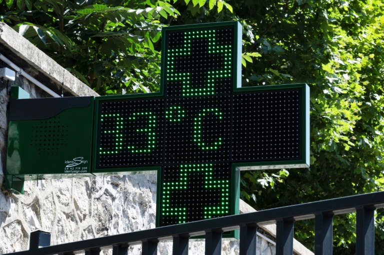 Un thermomètre de pharmacie indique une température de 33°C à Marseille, le 20 juin 2025