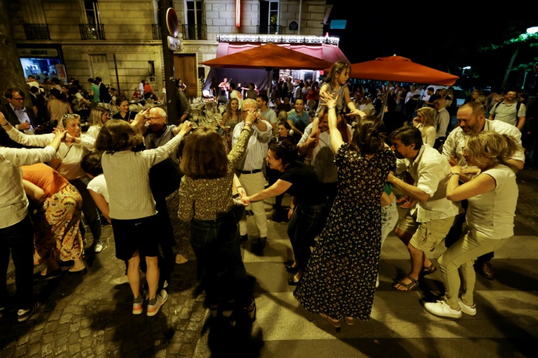 Des personnes dansent dans une rue de Paris pendant la fête de la musique, le 21 juin 2025