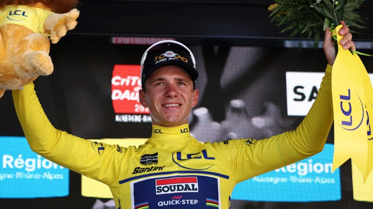 Le Belge Remco Evenepoel sur le podium avec le maillot jaune de leader du Critérium du Dauphiné après sa victoire dans le contre-la-montre comptant pour la quatrième étape, à Saint-Péray, le 11 juin 2025