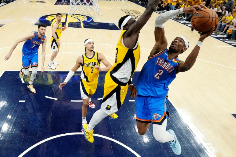 Le Canadien du Thunder Shai Gilgeous-Alexander, MVP de la saison, monte au panier face au Camerounais des Pacers Pascal Siakam, lors du match 6 des finales NBA, le 19 juin 2025 à Indianapolis
