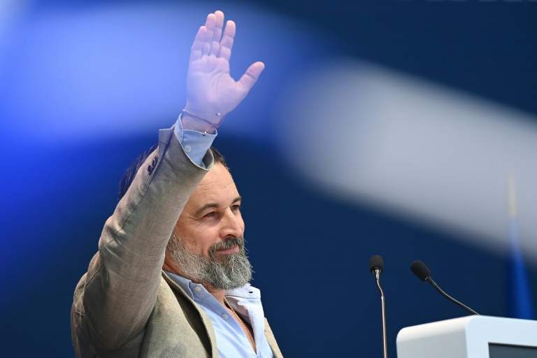 Santiago Abascal, leader du parti espagnol Vox, lors d'une réunion du groupe Patriotes pour l'Europe au Parlement européen, réunissant des dirigeants européens d'extrême droite, à Mormant-sur-Vernisson, le 9 juin 2025 dans le Loiret