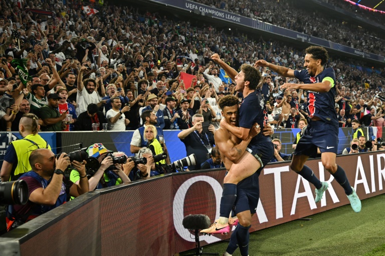 La joie des Parisiens après un but inscrit par Désiré Doué (au centre) contre l'Inter Milan à Munich, le 31 mai 2025