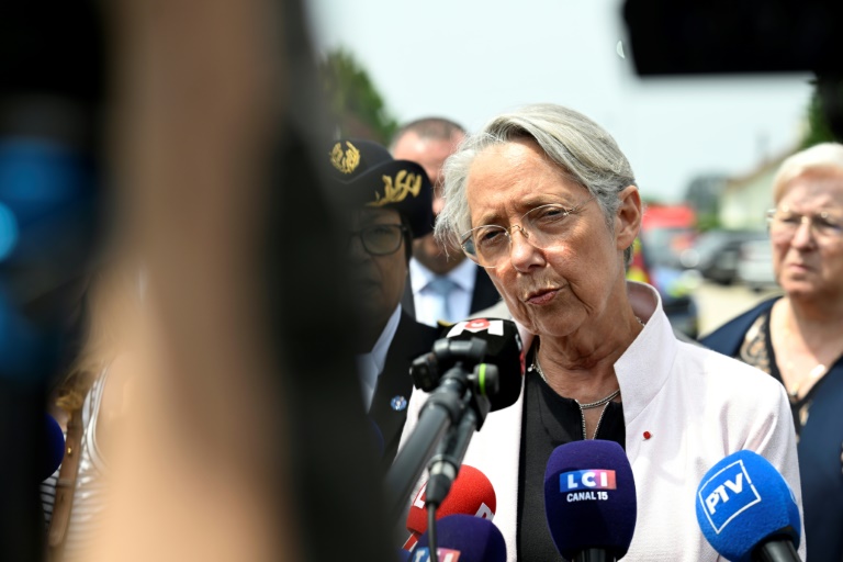 La ministre de l'Education nationale, Elisabeth Borne fait une déclaration à la presse après son arrivée à Nogent où une surveillante est décédée après avoir été poignardée par un élève, le 10 juin 2025 en Haute-Marne