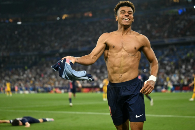 L'attaquant français du Paris Saint-Germain Désiré Doué enlève son maillot après avoir marqué le troisième but du PSG lors de la finale de la Ligue des champions contre l'Inter Milan, à Munich, le 31 mai 2025