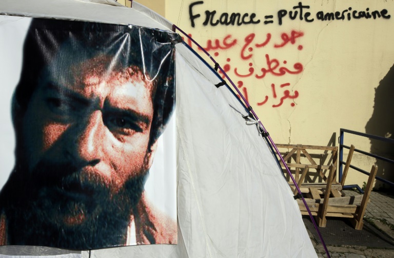 Un portrait du Libanais Georges Ibrahim Abdallah sur une tente installée par ses soutiens devant l'ambassade de France à Beyrouth, au Liban, le 17 janvier 2013