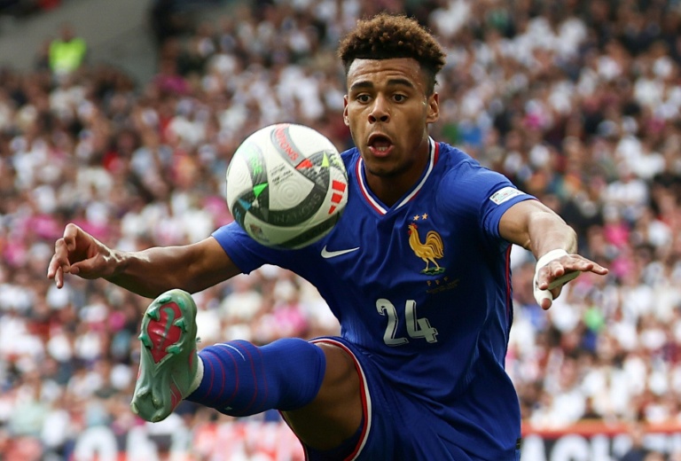 L'attaquant international français Désiré Doué contrôle le ballon lors du match pour la troisième place de la Ligue des nations contre l'Allemagne, à Stuttgart, le 8 juin 2025