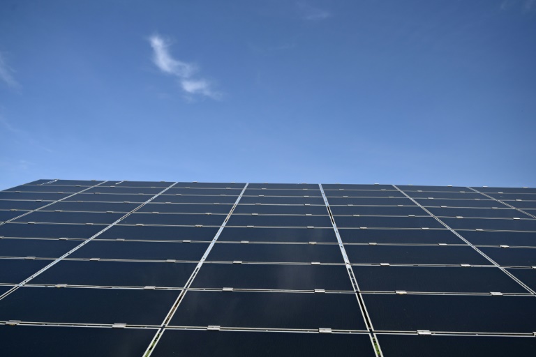 Panneaux solaires le 5 avril 2024 à Manosque, dans les Alpes de Haute-Provence.