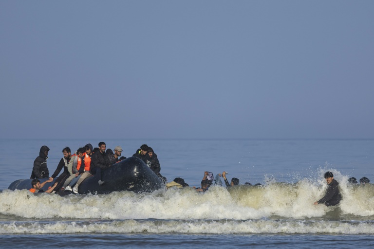 Des migrants tentent de monter dans une embarcation à destination de l'Angleterre, le 30 juin 2025 à Equihen (Pas-de-Calais)
