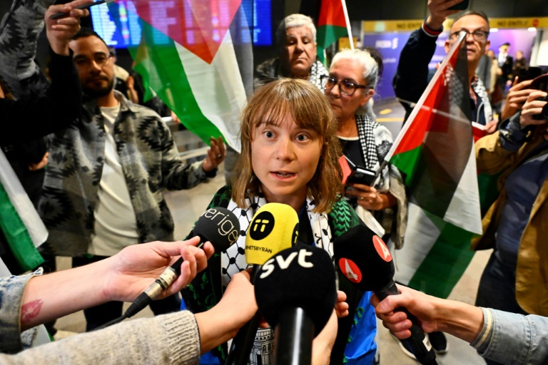 La militante suédoise Greta Thunberg (c) fait une déclaration aux journalistes à son arrivée à l'aéroport de Stockhom, le 10 juin 2025 en Suède