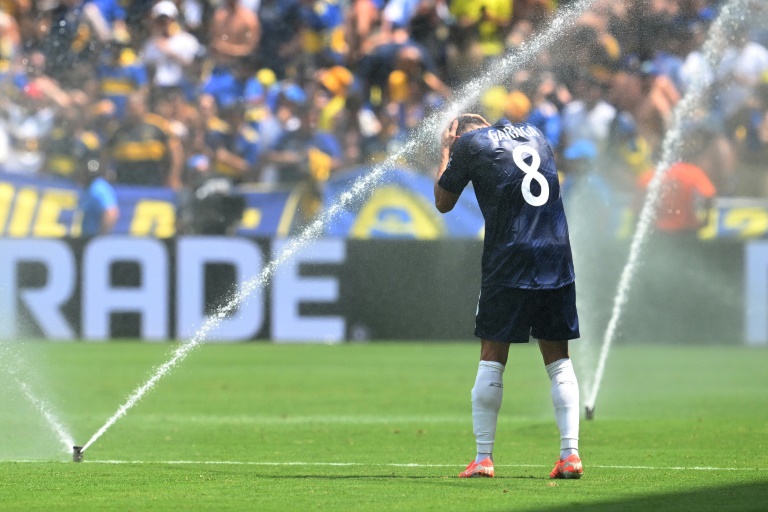 Le milieu de terrain espagnol d'Auckland City Gerard Garriga tente de se rafraîchir pendant une pause lors d'un match du Mondial des clubs contre Boca Juniors le 24 juin 2025 à Nashville