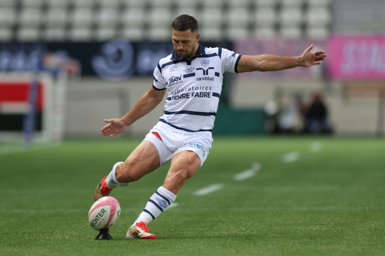 Le demi de mêlée de Castres Jeremy Fernandez à la transfrmation d'un essai face au Stade Français à Paris, le 7 juin 2025