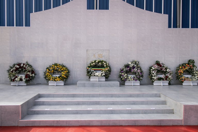 Des couronnes de fleurs déposées au cimetière militaire de Thiaroye à l'occasion du 80e anniversaire du massacre de Thiaroye, le 1er décembre 2024 près de Dakar, au Sénégal