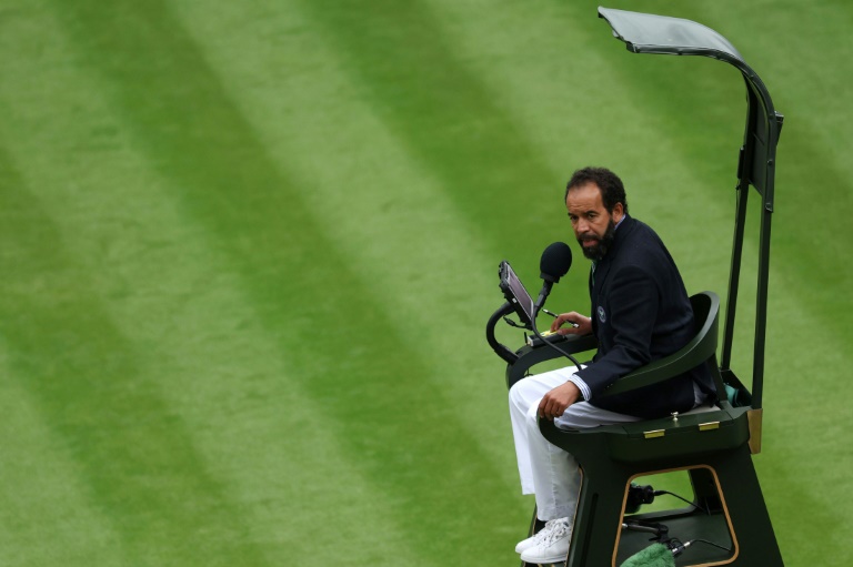 L'arbitre français Kader Nouni durant un matc à Wimbledon entre la Tunisienne Ons Jabeur et la Kazakahe Elena Rybakina, le 12 juillet 2023 à Londres