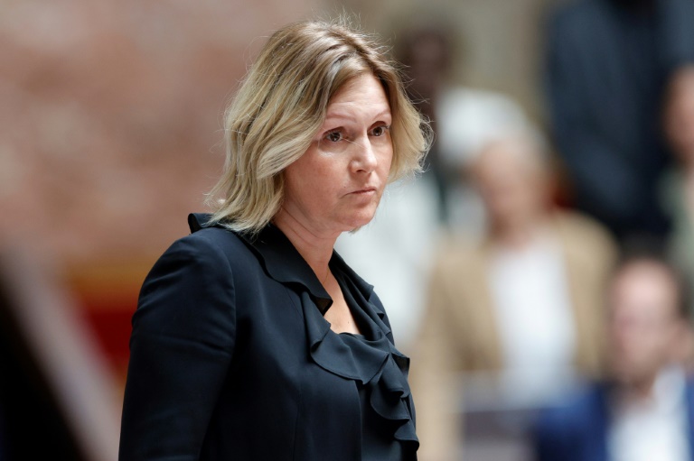 La présidente de l'Assemblée nationale à Paris, Yaël Braun-Pivet, observe une minute de silence à la mémoire de la surveillante décédée après avoir été poignardée par un élève à Nogent, en Haute-Marne, le 10 juin 2025