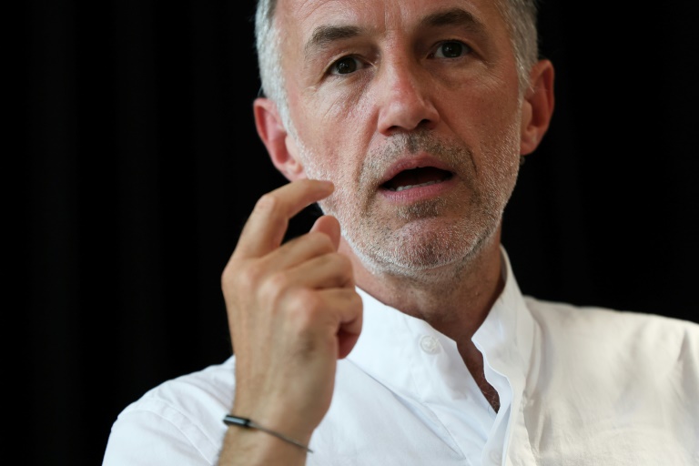Le député socialiste Emmanuel Grégoire prononce un discours, à Paris, le 22 juin 2025