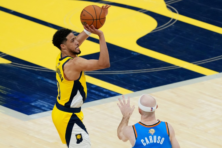 Le meneur des Pacers Tyrese Haliburton shoote face à Alex Caruso du Thunder d'Oklahoma, lors du match 6 des finales NBA, le 19 juin 2025 à Indianapolis