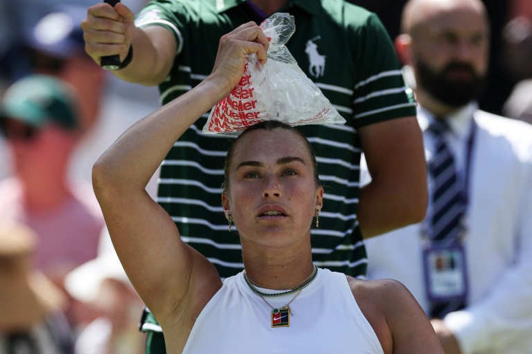 La N.1 mondiale Aryna Sabalenka se rafraîchit au changement de côté au 1er tour de Wimbledon le 30 juin 2025 à Londres