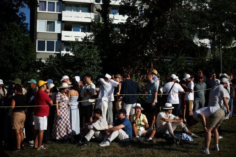 Les fans de tennis font la queue pour un un billet d'entrée au All England Lawn Tennis and Croquet Club à Wimbledon le 30 juin 2025 à Londres