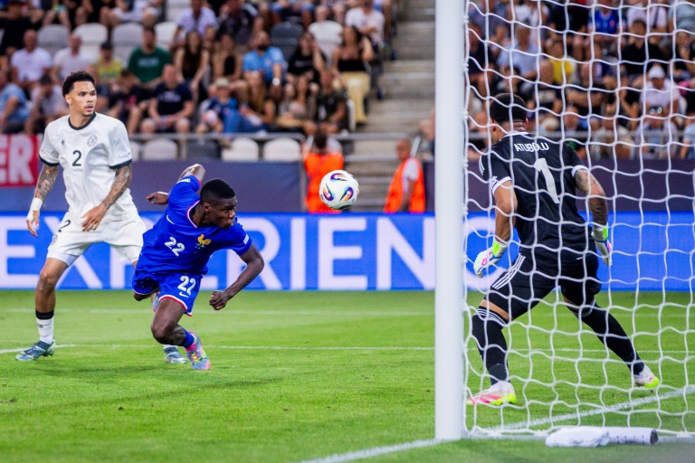 Thierno Barry de l'équipe de France reprend le ballon de la tête devant le gardien de l'Allemagne Noah Atubolu en demi-finale de l'Euro Espoirs le 25 juin 2025 à Kosice en Slovaquie
