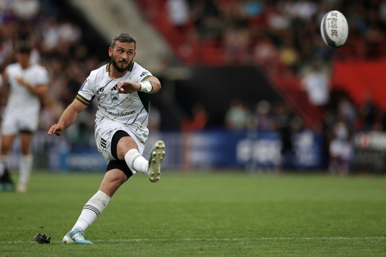 Le demi d'ouverture de Montauban Jérôme Bosviel en action lors de la finale de Pro D2 contre Grenoble au stade Ernest Wallon de Toulouse le 7 juin 2025 en France