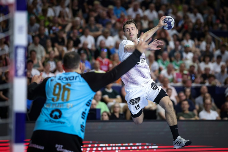 L'Espagnole de Nantes Kauldi Odriozola Yeregui (d) face au gardien du Füchse Berlin Dejan Milosavljev lors de la demi-finale de Ligue des champions de handball remportée par le club allemand (34-24), le 14 juin 2025 à Cologne