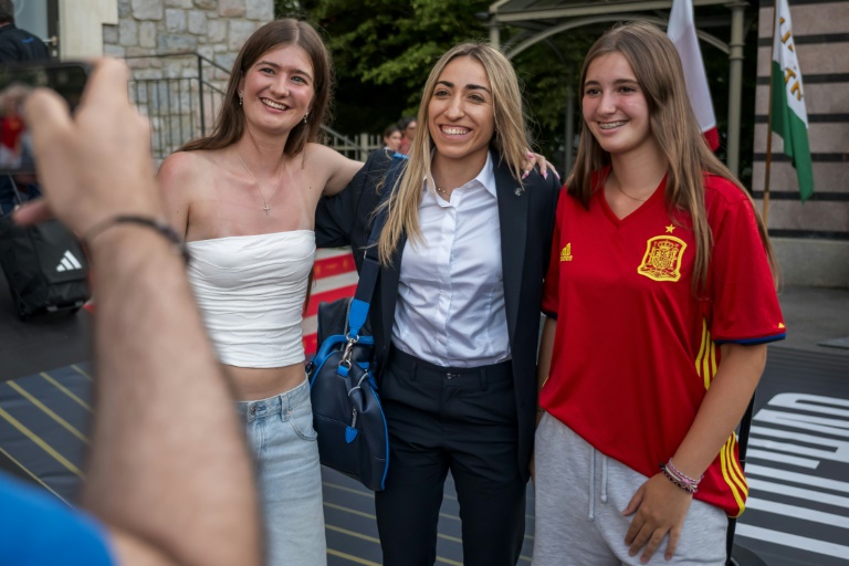 La latérale gauche espagnole Olga Carmona (centre) pose avec des supportrices avant le lancement de l'Euro féminin de foot en Suisse, le 29 juin 2025 à Lausanne