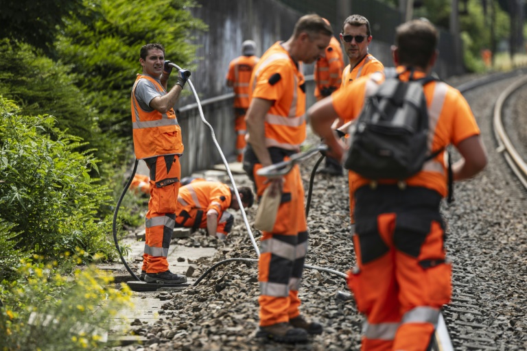Des techniciens de la SNCF travaillent à reconnecter les câbles ferroviaires à la gare de Mont-de-Terre à Lille, le 25 juin 2025 dans le Nord