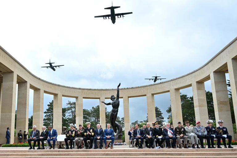 Des avions militaires survolent le cimetière américain de Colleville-sur-mer (Calvados), le 6 juin 2025, à l'occasion de la commémoration du Débarquement allié du 6 juin 1944