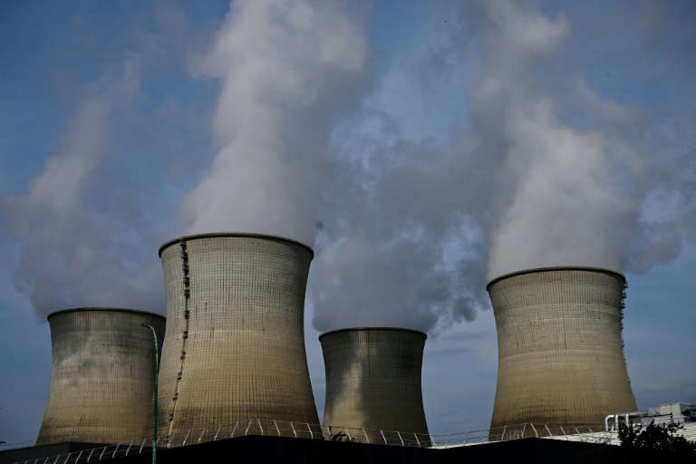 Les tours de refroidissement de la centrale nucléaire du Bugey, dans la commune de Saint-Vulbas, dans l'est de la France, le 24 juillet 2023