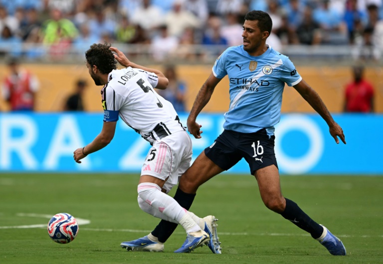 Le milieu italien Manuel Locatelli (gauche) au duel avec le milieu espagnol Rodri (droite) lors du match de la phase de groupes du Mondial des clubs entre la Juventus Turin et Manchester City à Orlando (Floride) le 26 juin 2025