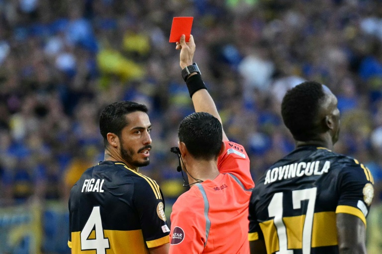 L'arbitre mexicain Cesar Ramos expulse le défenseur argentin du Boca Juniors Nicolas Figal, le 16 juin 2025 en Mondial des clubs à Miami