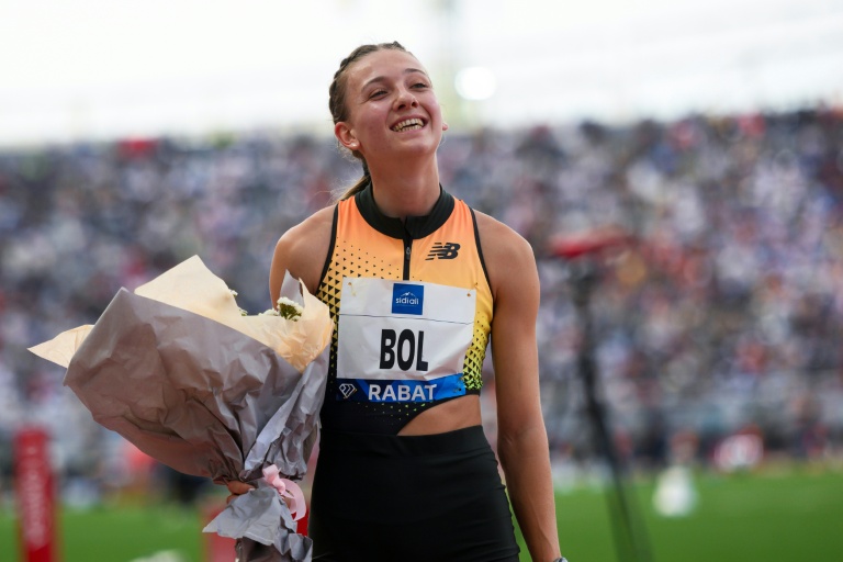 La Néerlandaise Femke Bol célèbre sa victoire dans le 400m dames de l'évènement de la Ligue de Diamant de Rabat, au stade Prince Moulay Abdellah à Rabat, le 25 mai 2025