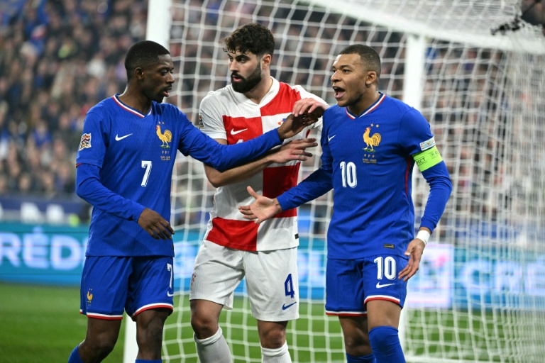 L'attaquant français Kylian Mbappé (d.), le défenseur croate Josko Gvardiol (c.) et l'attaquant français Ousmane Dembélé (g.) lors du quart de finale retour de Ligue des nations entre la France et la Croatie, à Saint-Denis, le 23 mars 2025