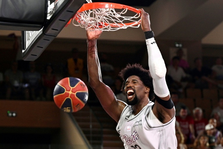 Le pivot centrafricain de Paris Kevarrius Hayes dunke lors du match 4 de la finale de championnat de France de basket contre Monaco, le 22 juin 2025 en Principauté