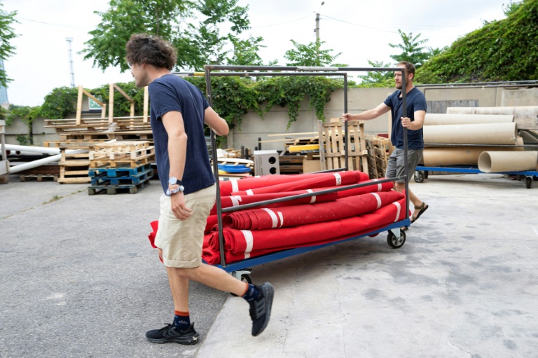 Dans l'entrepôt de l'association La réserve des arts, les tapis rouges utilisés lors du dernier Festival de Cannes sont mis en valeur et préparés pour être recyclés, le 4 juin 2025, à Marseille