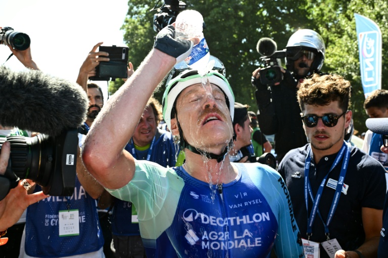 Dorian Godon (Décathlon-AG2R) se désaltère après sa victoire au Championnat de France sur route le 29 juin 2025 aux Herbiers