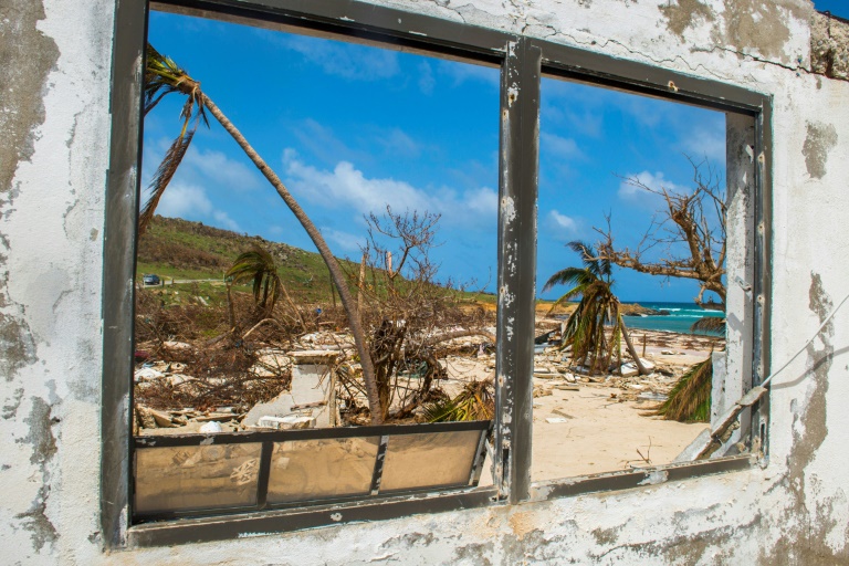 Des débris recouvrent une plage de l'île de Saint-Martin trois semaines après le passage de la tempête Irma, le 27 septembre 2017