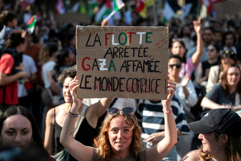 Manifestation de soutien aux militants à bord d'un bateau intercepté par les forces israéliennes en route pour livrer de l'aide à Gaza, à Toulouse, le 9 juin 2025