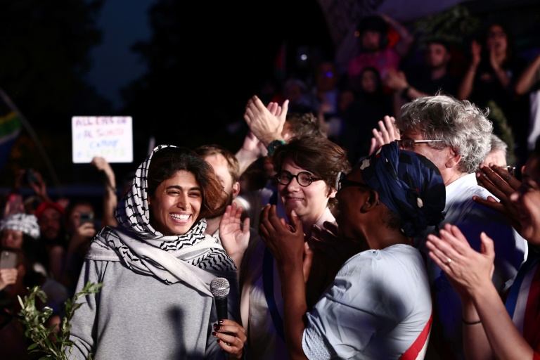 L'eurodéputée franco-palestinienne Rima Hassan à Paris place de la République le 12 juin 2025