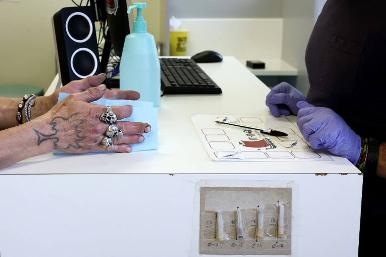 Un employé s'occupe d'un usager dans la salle d'injection supervisée de drogues Argos dont s'occupe l'association Ithaque à Strasbourg, le 4 juin 2025 dans le Bas-Rhin